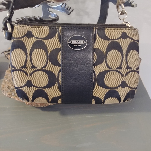Coach Signature Design Coin Wristlet Purse. Small Zip Bag Classic Pattern. - Picture 3 of 8